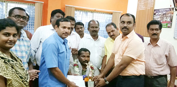 ಚಾಮರಾಜನಗರ: ಪ್ರಯಾಣಿಕರ ಪ್ರಾಣ ಉಳಿಸಿದ ಚಾಲಕನಿಗೆ ಸನ್ಮಾನ